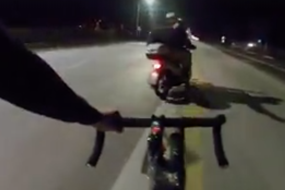 El ciclista fue insultado por un motorista mientras ambos recorrían una carretera. (Imagen: captura de pantalla)