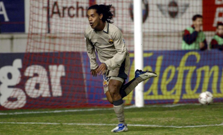 Un niño del infantil B de Barcelona marca un gol idéntico al que hizo Ronaldinho en 2004 con el Barsa. (Foto: FC Barcelona)