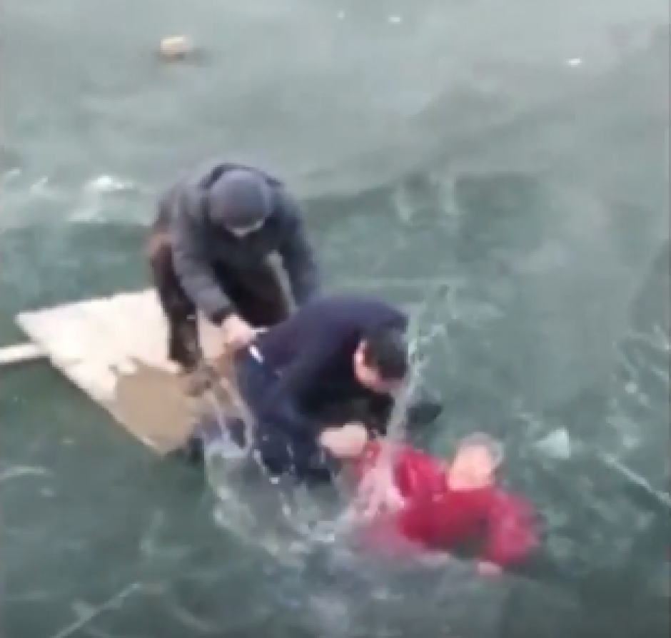 Las imágenes del hombre rescatando a la mujer de edad avanzada te dejará impactado. (Foto: captura de pantalla)