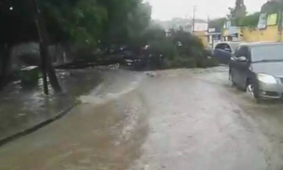 La lluvia con fuertes ráfagas de viento ocasionaron inundaciones y levantamiento de láminas en Amatitlán. (Foto: captura de pantalla)&nbsp;