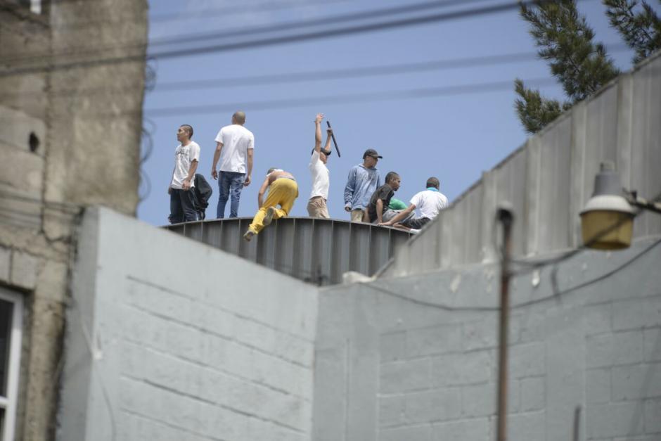 Varios internos siguen en los techos del recinto. (Foto: Wilder López/Soy502) 