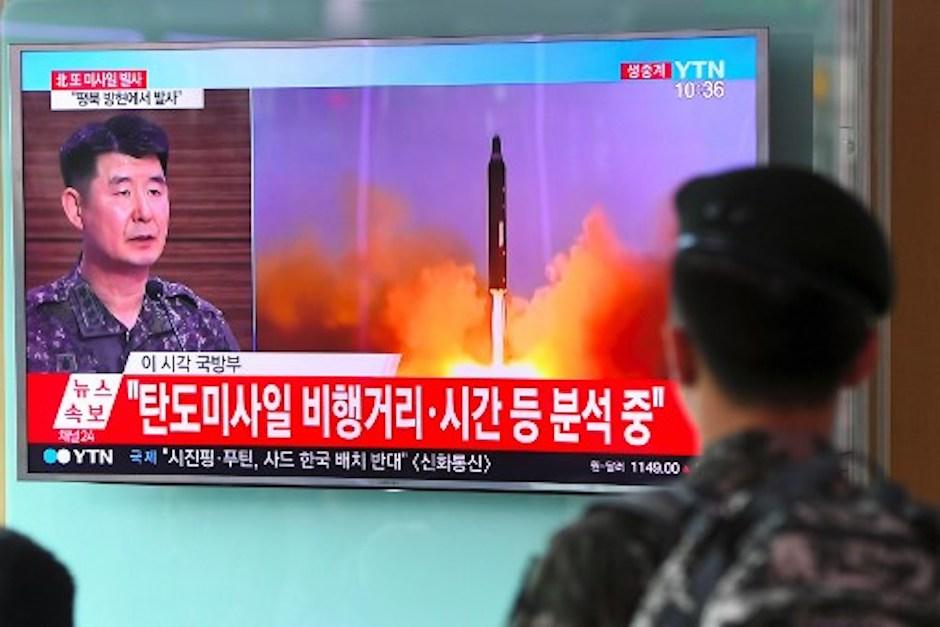 Un soldado norcoreano observa&nbsp;en una estación estación de tren,&nbsp;la noticia del lanzamiento de un misil. (Foto. AFP)