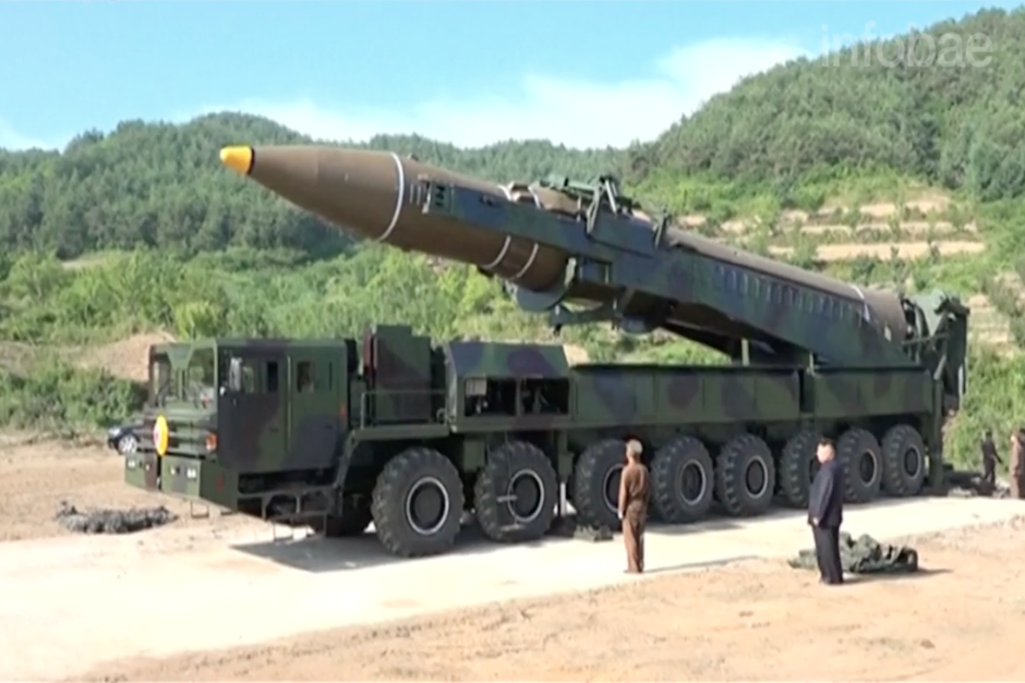 Kim Jong Un estuvo presente en el lugar para presenciar el lanzamiento de su primer misil de largo alcance. (Imagen: captura de pantalla)