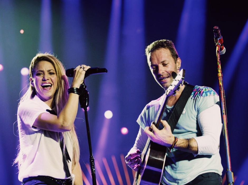 La banda británica invitó a Shakira para que cantara cuatro temas con ellos. (Foto: Twitter)