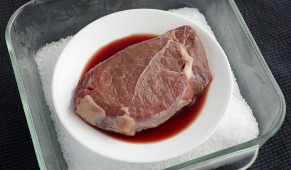 Si creías que el líquido rojo que tiene la carne cruda después de ser descongelada es sangre, no es así. (Foto: es.gizmodo.com)