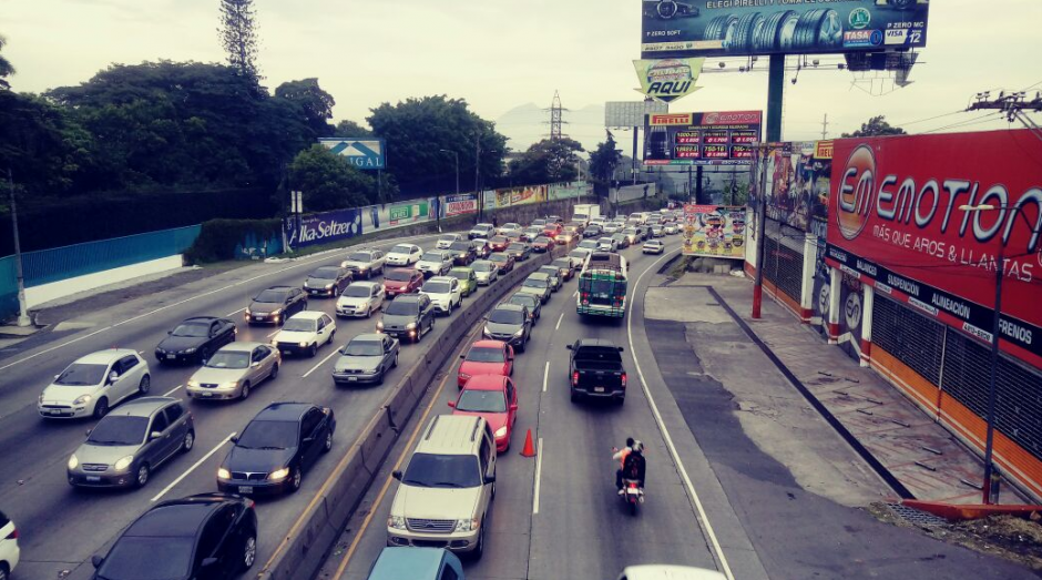 Cientos de guatemaltecos deben cancelar el impuesto de circulación de vehículos. (Foto: Dalia Santos)&nbsp;