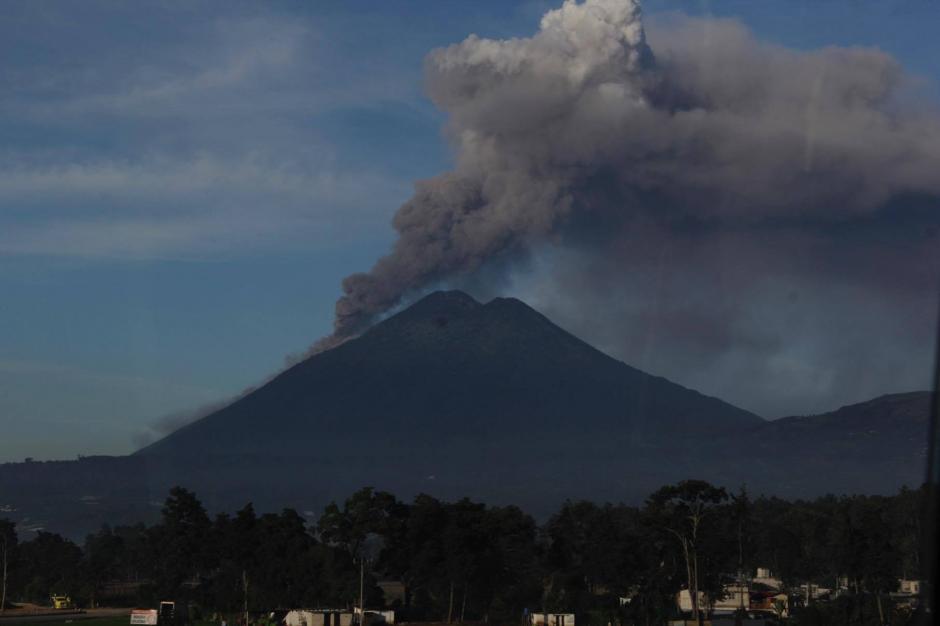 La erupción del volcán de Fuego empezó anoche y se incrementó durante esta mañana. (Foto: Fredy Hernández/Soy502) 