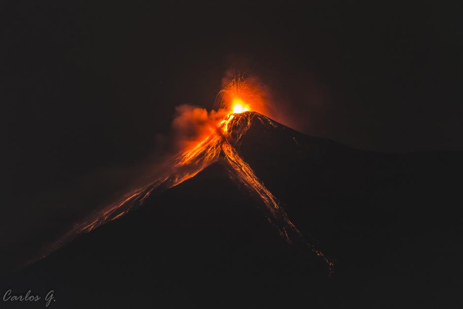 El volcán de Fuego tuvo una espectacular erupción durante la noche de este lunes. (Foto: Carlos Green)