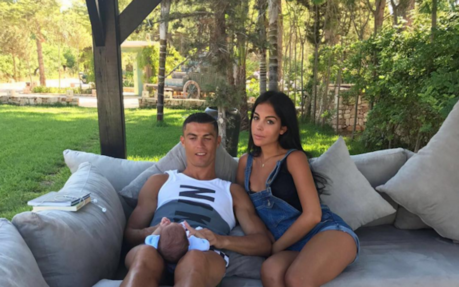 Una fotografía en familia podría confirmar el embarazo de Georgina, la novia de Cristiano Ronaldo. (Foto: Instagram)