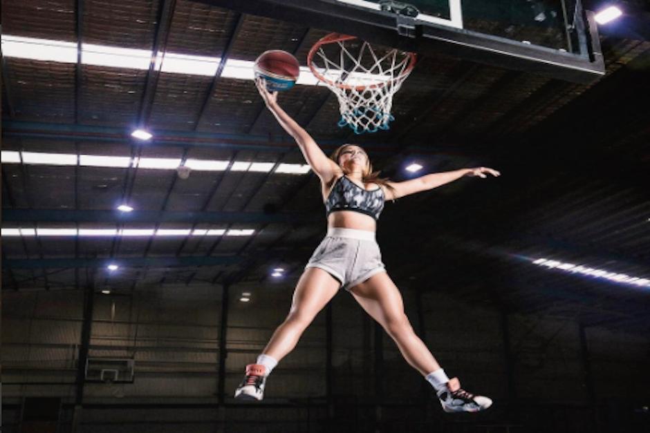 La modelo australiana es la sensación en Instagram por su belleza y destreza con el balón. (Foto: Instagram/jemwolfie)&nbsp;