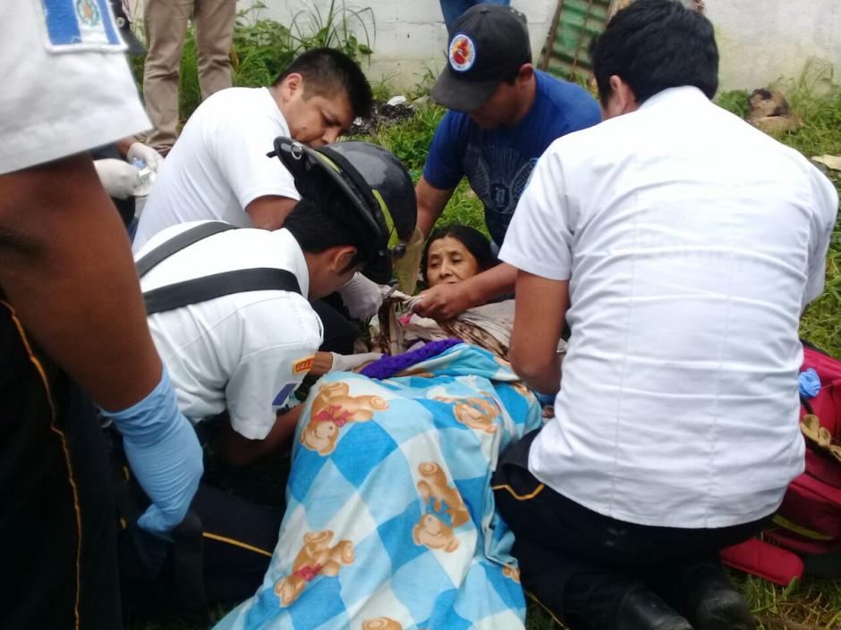 Una mujer cayó accidentalmente a un pozo de agua en San José Pinula. (Foto: Bomberos Voluntarios)