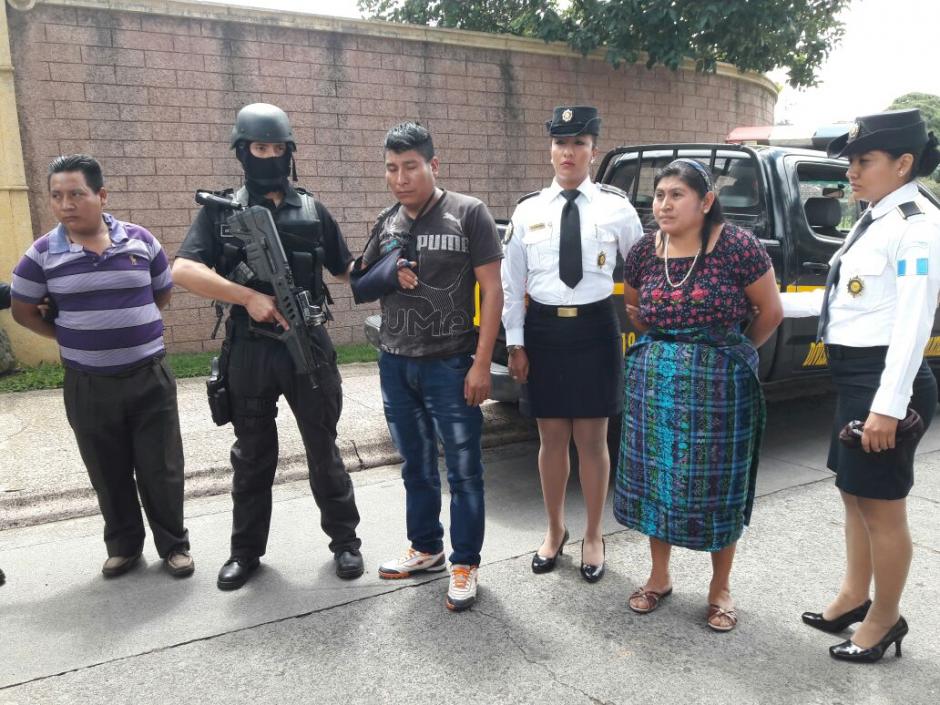 Tres hombres y una mujer fueron detenidos por las autoridades acusados del secuestro y muerte de dos niños de 9 y 11 años. (Foto: PNC)