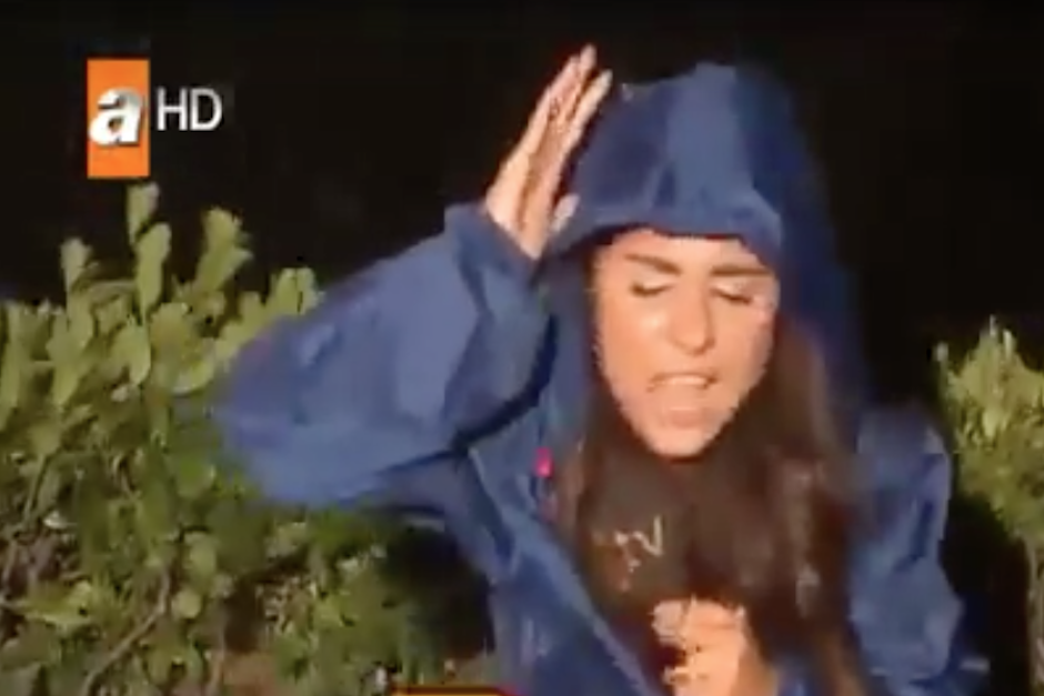 La reportera debió soportar una intensa lluvia de granizo mientras transmitía en vivo para un noticiero local. (Imagen: captura de pantalla)