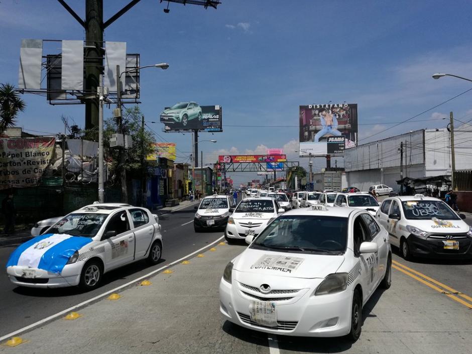 Varios taxistas bloquean varios puntos de la ciudad. (Foto: Jorge Sente/Soy502)