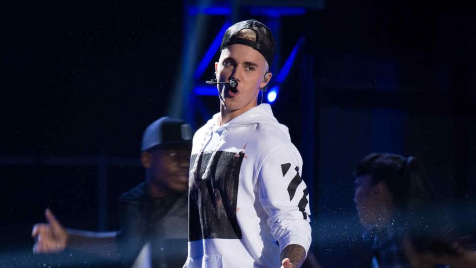 Justin ha sido criticado por no saber la letra de la canción. (Foto: Telemundo)