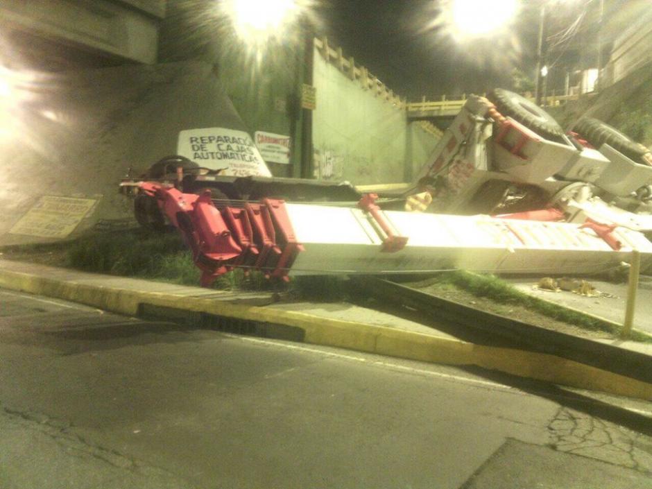 Una grúa cayó de un camión que volcó sobre el Periférico y bloquea el paso. (Foto: Amílcar Montejo/PMT)
