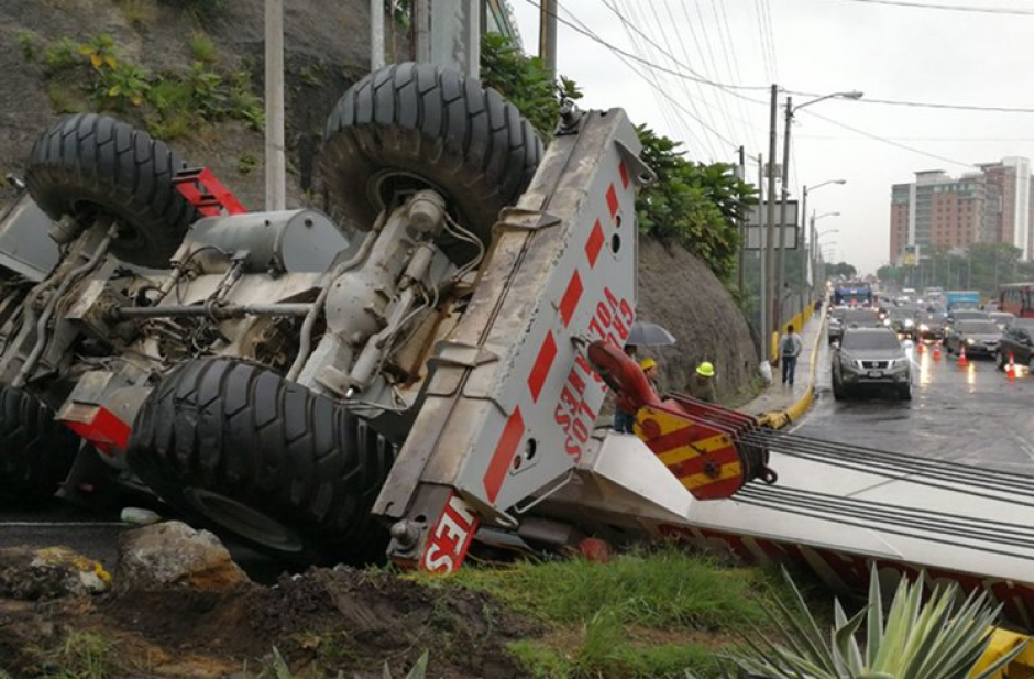 El pesado vehículo obstruyó más de 10 horas la salida del Condado Naranjo, en Mixco. (Foto: Pablo Morales/Emixtra)