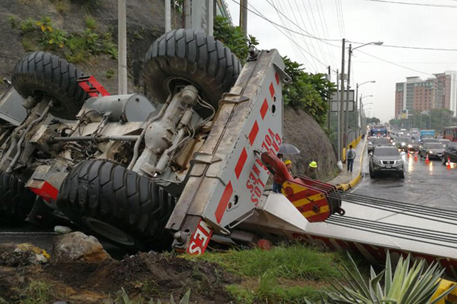 El camión perdió el control sobre el Anillo Periférico y la grúa cayó desde el puente hacia un carril auxiliar. (Foto: Pablo Morales/PMT)