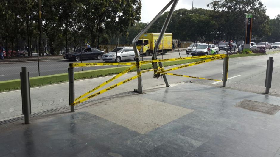 El accidente dejó daños en la estación del Transmetro. (Foto: Municipalidad de Guatemala)&nbsp;
