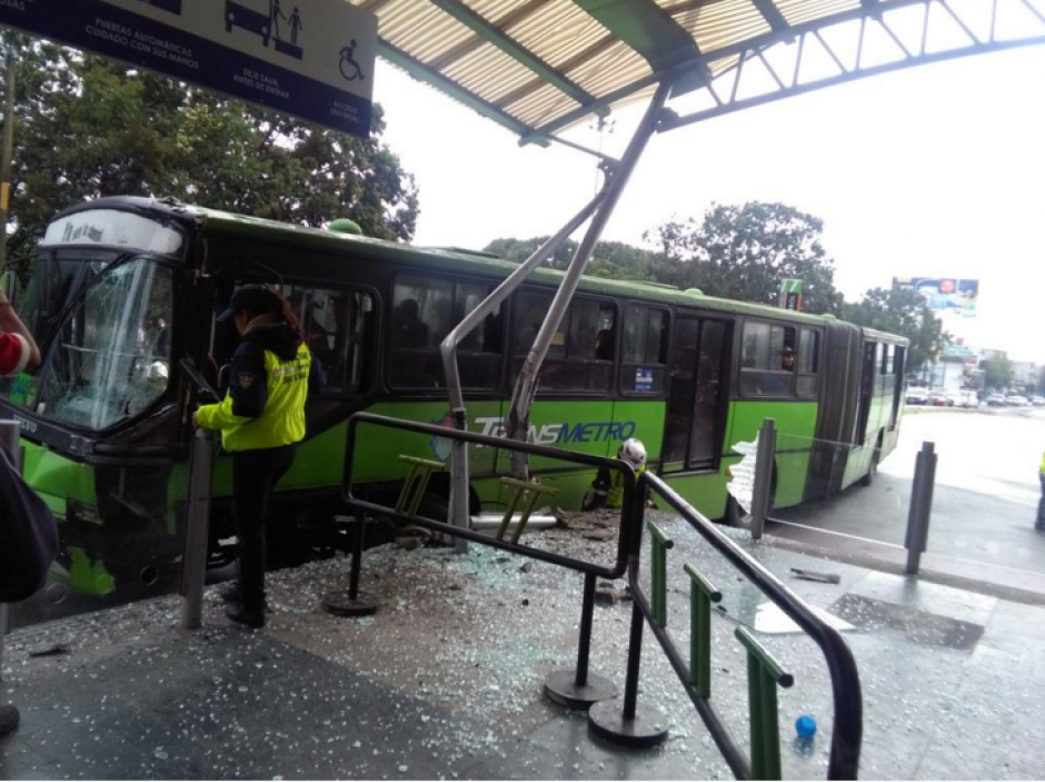 Una unidad de Transmetro chocó contra la estación del Trébol. (Foto: Pampichí News)