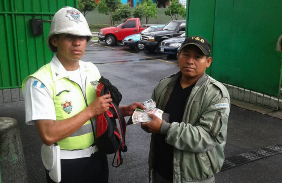 El agente localizó una mochila con dinero en efectivo. (Foto: Municipalidad de Guatemala)&nbsp;