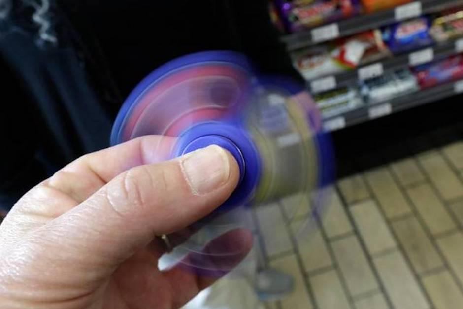 El fidget spinner es considerado un juguete antiestrés que consta de un eje central con brazos que terminan en aros con rodamientos. (Foto:&nbsp;myrtlebeachonline.com)
