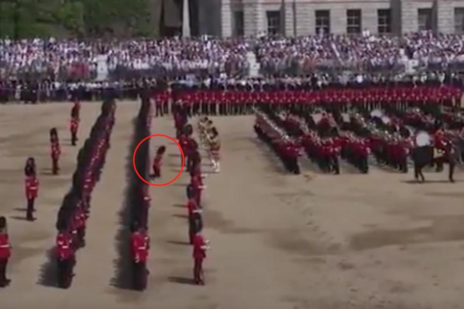 La fuerte hola de calor pudo haber provocado el desmayo del infortunado soldado. (Imagen: captura de pantalla)