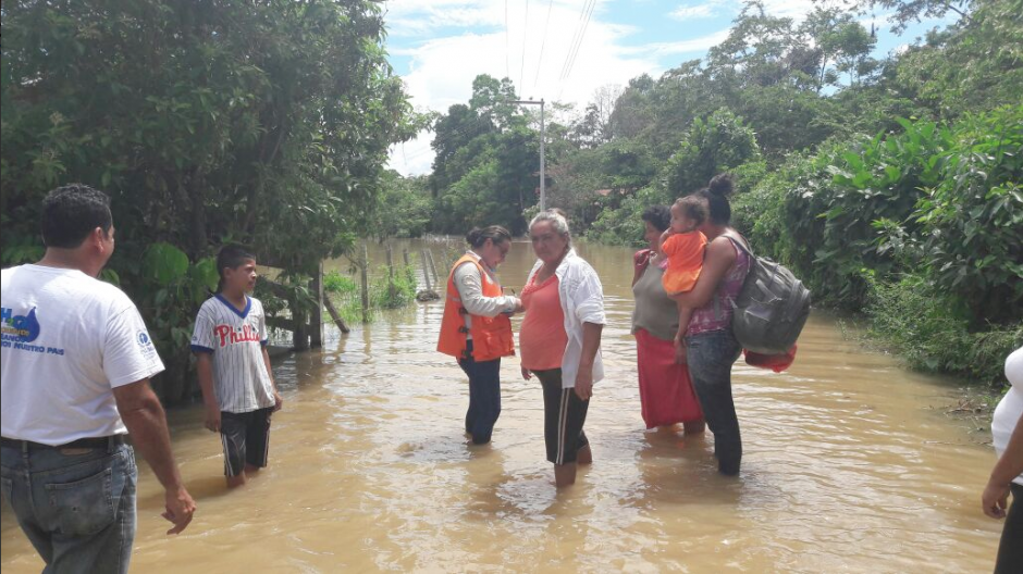 Las familias debieron evacuar sus viviendas debido a las inundaciones. (Foto: Conred)