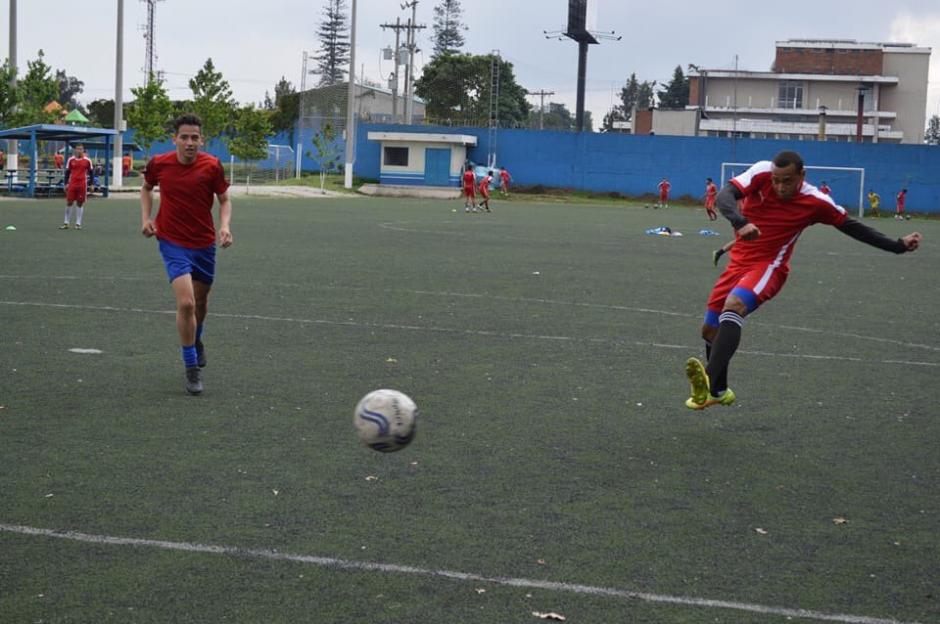 José Morales, hijo del presidente Jimmy Morales, se entrena con el Deportivo Mixco de la Primera División. (Foto: Deportivo Mixco)