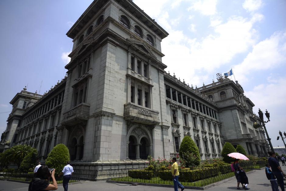El Palacio Nacional sufrió daños después del sismo del pasado martes. (Foto: Wilder López/Soy502)