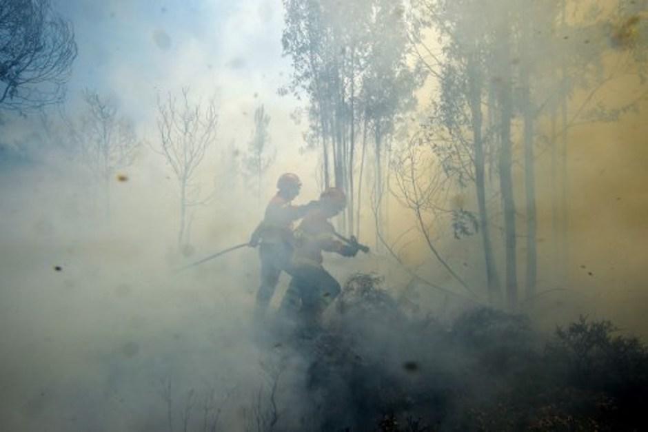 62 fallecidos y más de 100 heridos dejó el incendio forestal que aún no ha sido controlado por completo. (Foto: AFP)