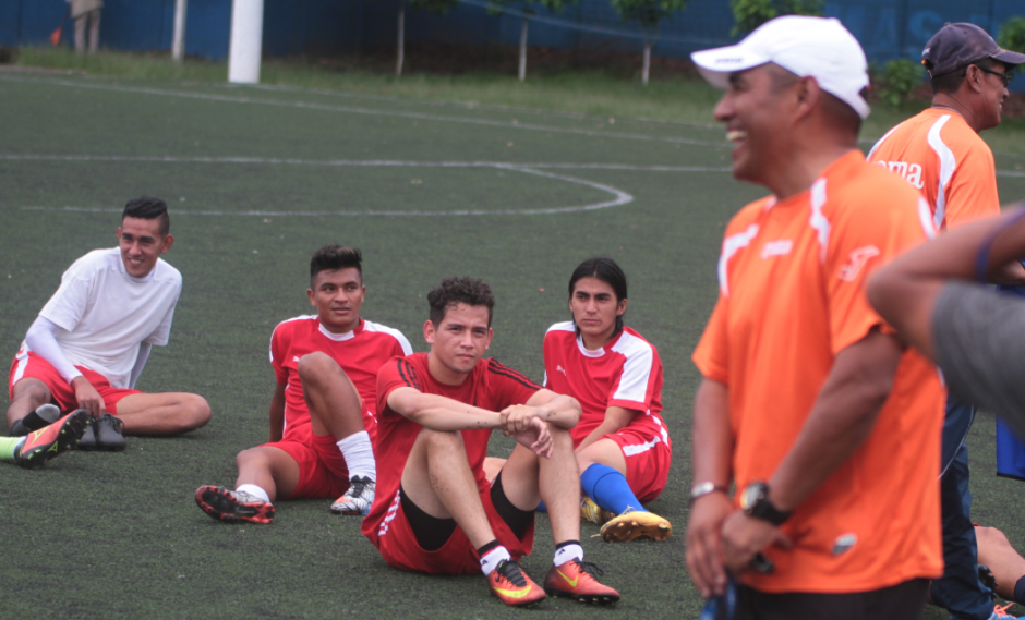 Juan Carlos Plata, entrenador del Deportivo Mixco, aseguró que el hijo de Jimmy Morales no entra en sus planes para jugar. (Foto: Luis Barrios/Soy502)