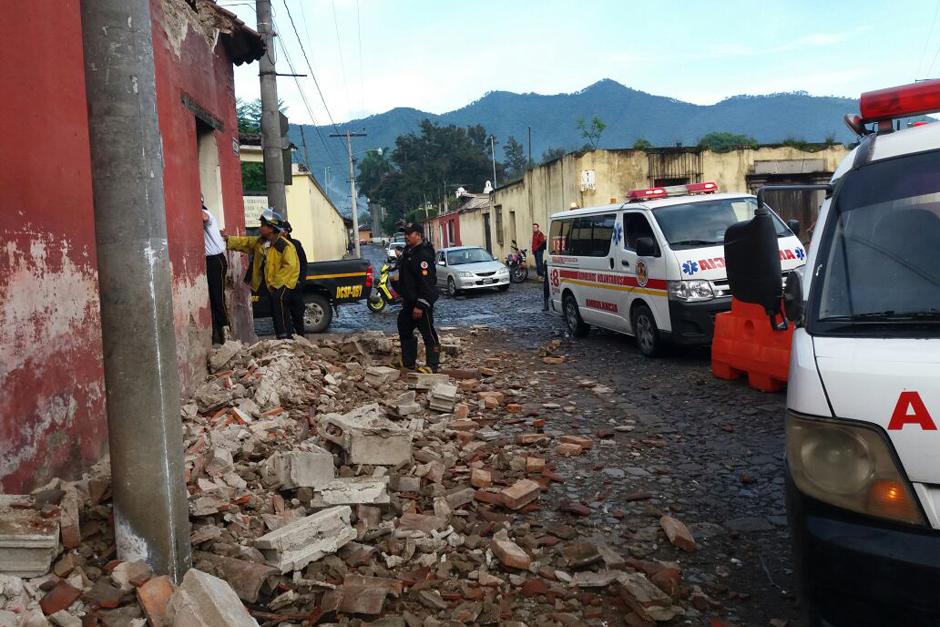 El fuerte sismo ocurrió a las 6:31 horas de este jueves y dejó daños en viviendas y monuentos en la Antigua Guatemala. (Foto: Bomberos Voluntarios)