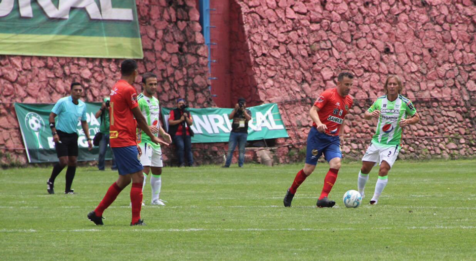 Alessandro Del Piero y Michel Salgado están jugando en el estadio Manuel Felipe Carrera. (Foto: Fredy Hernández/Soy502)