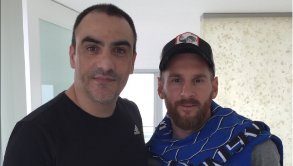 Roberto López mantiene una estrecha relación con Lionel Messi a raíz de ser su tatuador personal. (Foto: Captura de Instagram)