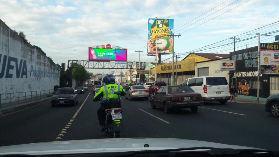 Conductores sorprenden a agentes de la PMT de Villa Nueva con un mensaje de agradecimiento. (Foto: @SantosDalia)