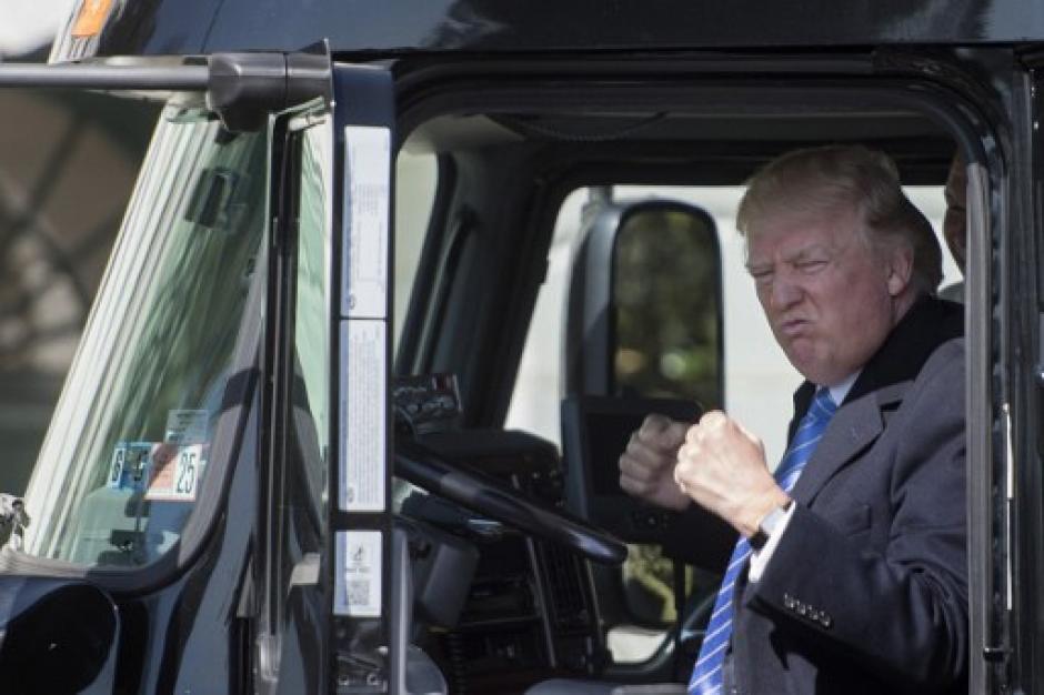 Donald Trump subió a un tráiler luego de una reunión con representantes de la Asociación Americana de Camiones (ATA). (Foto: AFP)