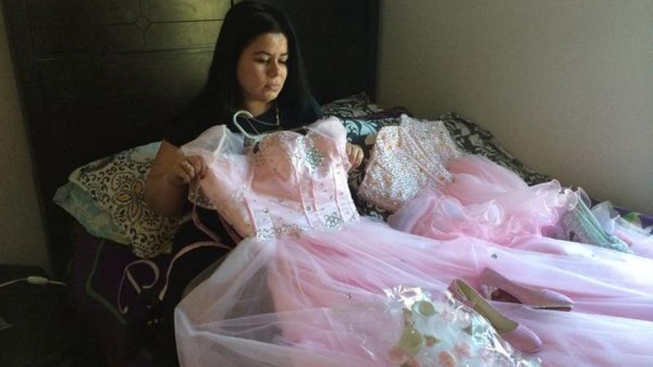 María Reyes muestra el vestido de 15 años que usaría su hija Damaris. (Foto: The Washington Post)&nbsp;