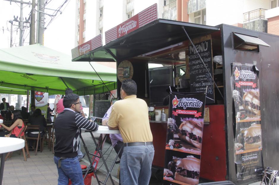 Varias personas se acercan a los camiones de comida para probar sus platillos. (Foto: Fredy Hernández/Soy502)