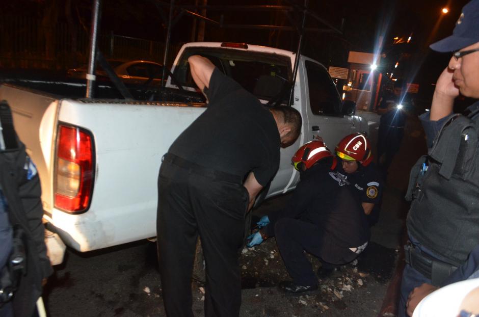 Un motorista fue arrastrado varios metros por el conductor de un vehículo, quien aparentemente no se había percatado. (Foto: Bomberos Municipales)