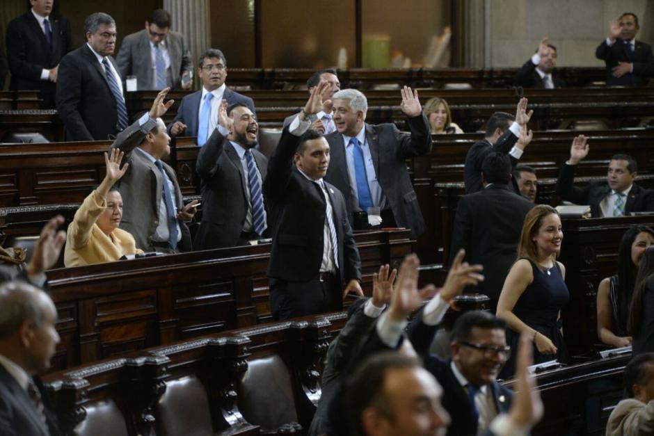 Los diputados levantaron la mano para que se registrara su voto. (Foto: Wilder López/Soy502)