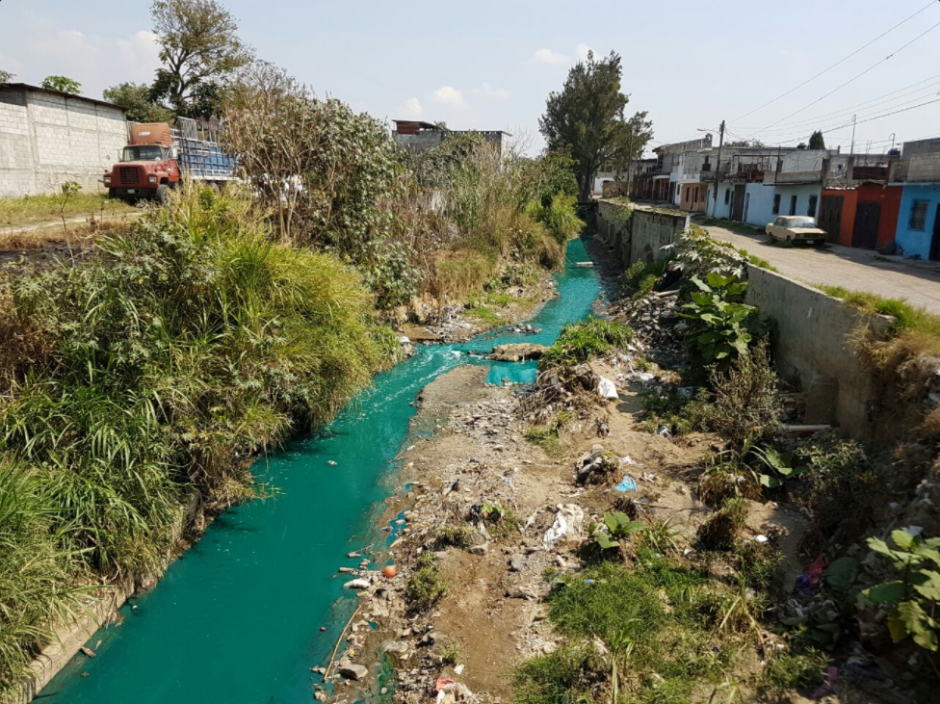 De esta manera amaneció el río Platanitos en Villa Nueva. (Foto: Twitter, Dalia Santos)