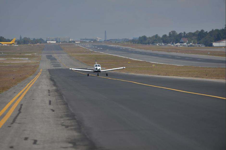 La pista del Aeropuerto la Aurora tiene 15 años sin mantenimiento. (Foto: Archivo/Soy502)