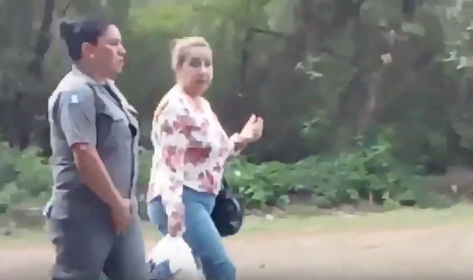 El video de Stalling caminando afuera del centro carcelario ha sido divulgado en redes sociales. (Foto: captura de video)