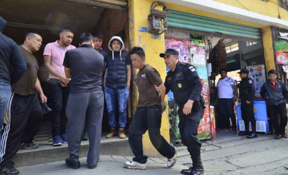 El hombre fue vapuleado por un grupo de vecinos en Quetzaltenango. (Foto: Stereo100)&nbsp;