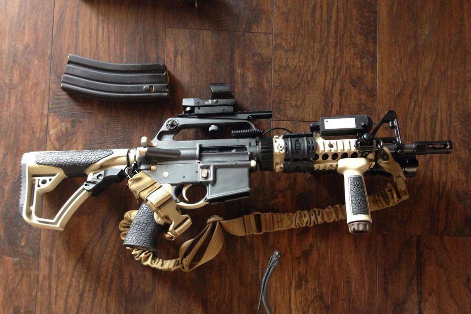 Las autoridades localizaron un fuerte armamento en una de las casas allanadas. Este es un fusil M16. (Foto: MP/PNC)
