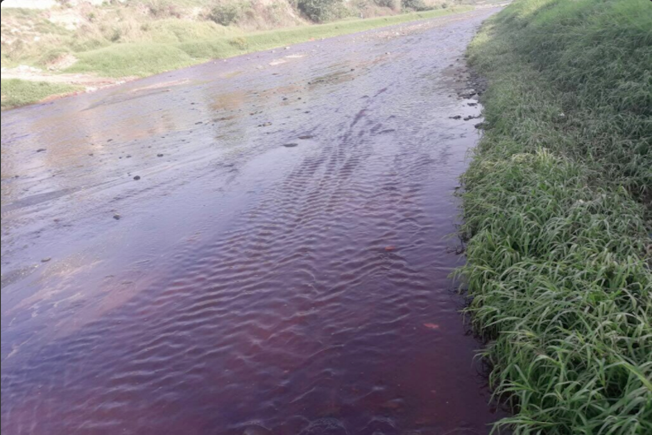 Según las denuncias, el río se tiñe de rojo desde el puente Tubac, por lo cual la contaminación podría provenir de un lugar cercano. (Foto: Twitter/@AMSAGuate)