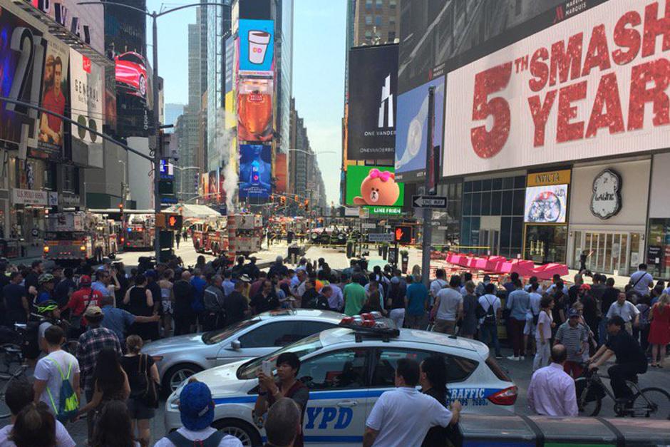 Un auto embistió a varios peatones en Nueva York. (Foto: Twitter)&nbsp;
