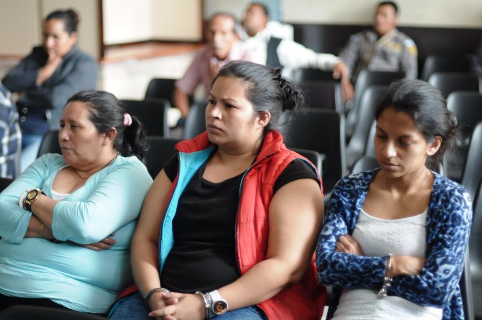 Tres de las sindicadas guatemaltecas escuchan el testimonio de salvadoreñas víctimas de extorsión. (Foto: Jesús Alfonso/Soy502)&nbsp;