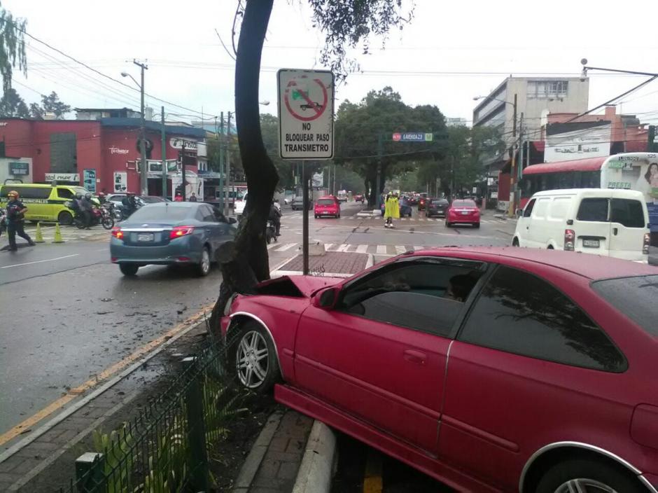 Un vehículo chocó contra un árbol en la zona 9. (Foto: Amílcar Montejo/PMT)&nbsp;